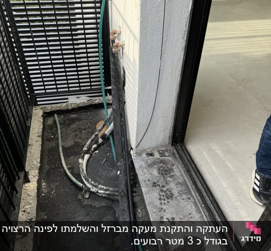 מסגרת מתכת שחורה עם צינורות ירוקים ולבנים